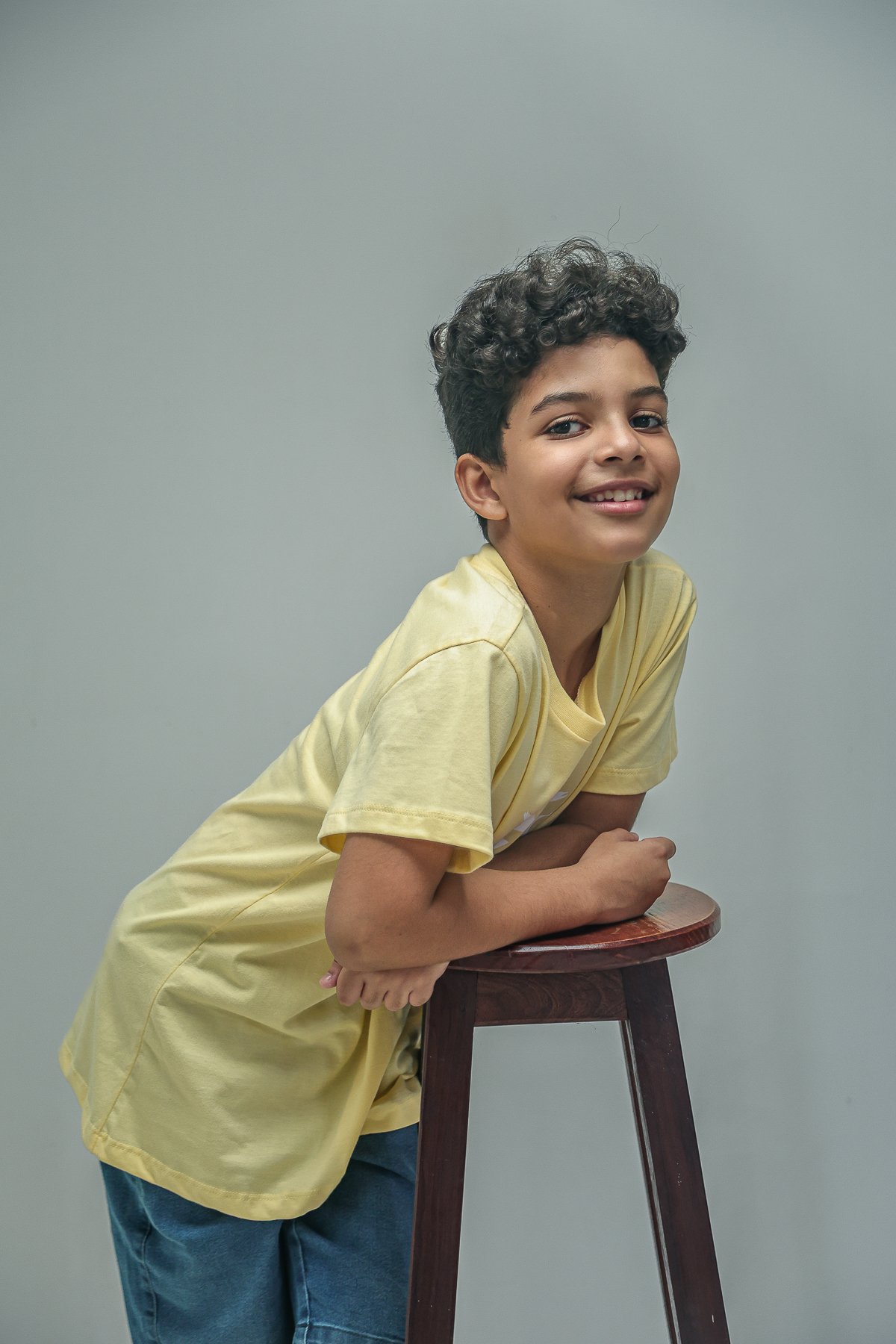 Enzo Kauã cresce entre passarelas, câmeras e o tempo da infância