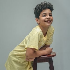 Enzo Kauã cresce entre passarelas, câmeras e o tempo da infância