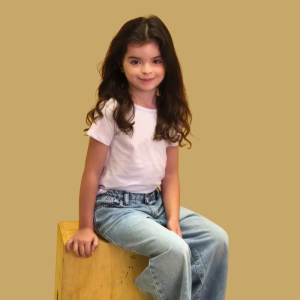 Isabelly Molnar: aos cinco anos, a menina que transforma curiosidade em presença diante das câmeras